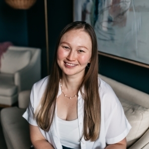 Sara Kalkenova Sitting SQUARE 300